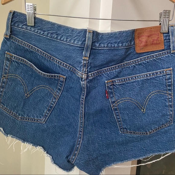LEVI’S Blue Medium Wash Mid-rise Cutoff Denim Shorts - Picture 5 of 9